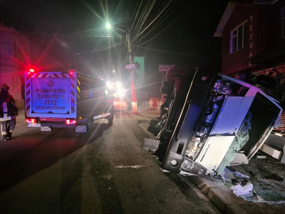 În urma unei manevre greșite autocamioneta s-a răsturnat, șoferul rămânând captiv în cabină În urma unei manevre greșite autocamioneta s-a răsturnat, șoferul rămânând captiv în cabină