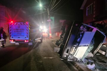 În urma unei manevre greșite autocamioneta s-a răsturnat, șoferul rămânând captiv în cabină