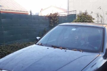 Un șofer băut și fără permis a lovit intenționat mașina de poliție pentru a putea scăpa cu fuga