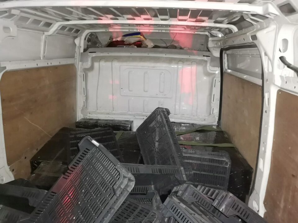 Tânărul transporta aproape 14.000 de pachete de țigări de contrabandă