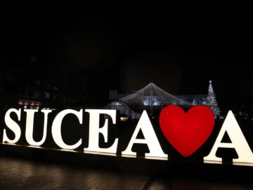 Aprinderea luminilor de sărbătoare în centrul Sucevei, odată cu prima ninsoare