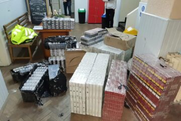 Tânărul transporta aproape 14.000 de pachete de țigări de contrabandă