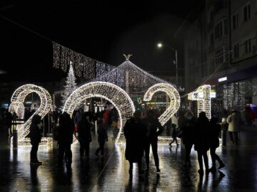 Aprinderea luminilor de sărbătoare în centrul Sucevei, odată cu prima ninsoare