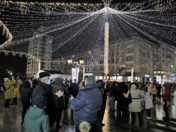 Aprinderea luminilor de sărbătoare în centrul Sucevei, odată cu prima ninsoare