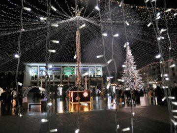 Aprinderea luminilor de sărbătoare în centrul Sucevei, odată cu prima ninsoare