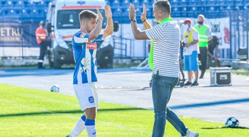 Doru Popadiuc se felicită cu antrenorul Daniel Pancu după victoria repurtată în fața campioanei CFR Cluj. Foto 24-ore.ro Doru Popadiuc se felicită cu antrenorul Daniel Pancu după victoria repurtată în fața campioanei CFR Cluj. Foto 24-ore.ro