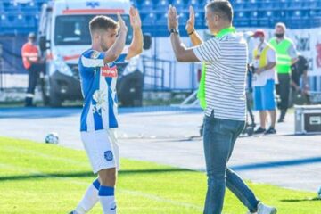 Doru Popadiuc se felicită cu antrenorul Daniel Pancu după victoria repurtată în fața campioanei CFR Cluj. Foto 24-ore.ro