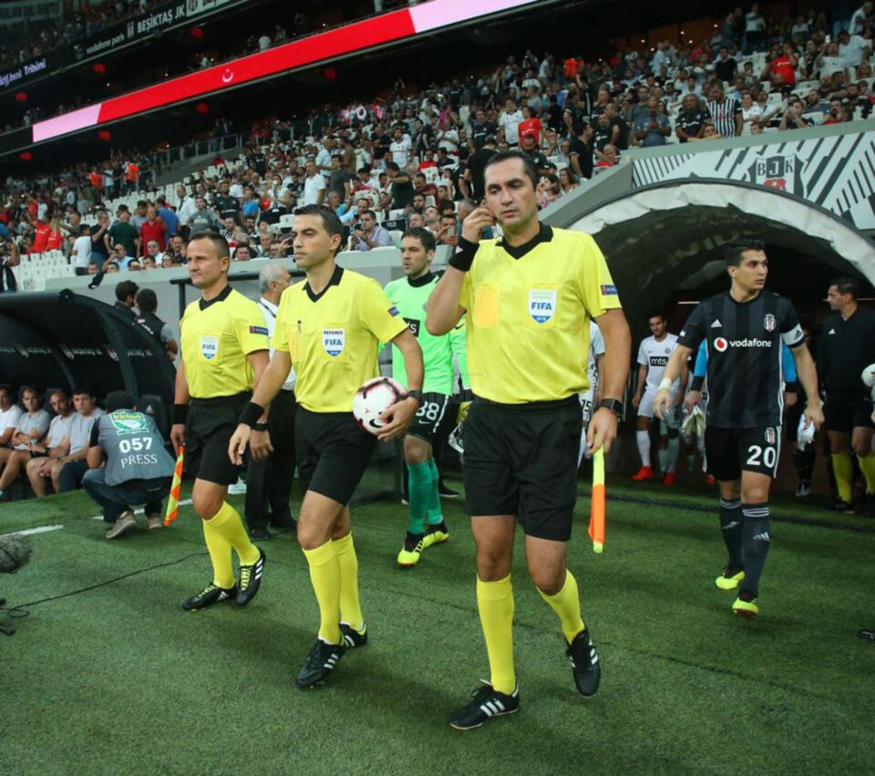 Șovre, Hațegan și Gheorghe sunt primii arbitrii delegați la cinci partide consecutiv în Liga Campionilor Șovre, Hațegan și Gheorghe sunt primii arbitrii delegați la cinci partide consecutiv în Liga Campionilor
