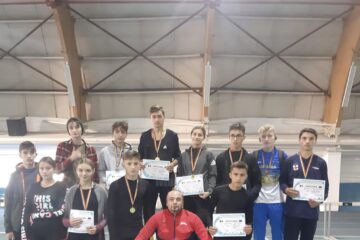 Atleții de CSS Rădăuți alături de antrenorul Bogdan Roșcăneanu