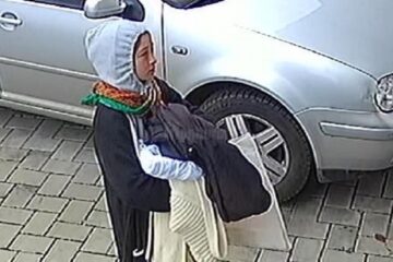 O cerșetoare care se transformă în hoață, filmată în curtea unei case din Șcheia