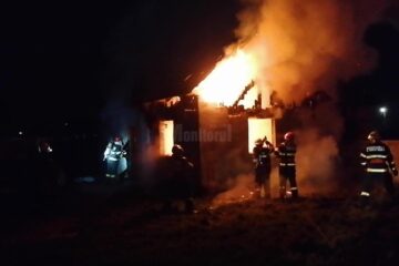 Două incendii au făcut pagube mari, la Zvoriștea și Crucea, luni seara