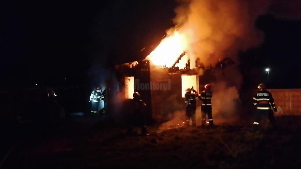 Două incendii au făcut pagube mari, la Zvoriștea și Crucea, luni seara