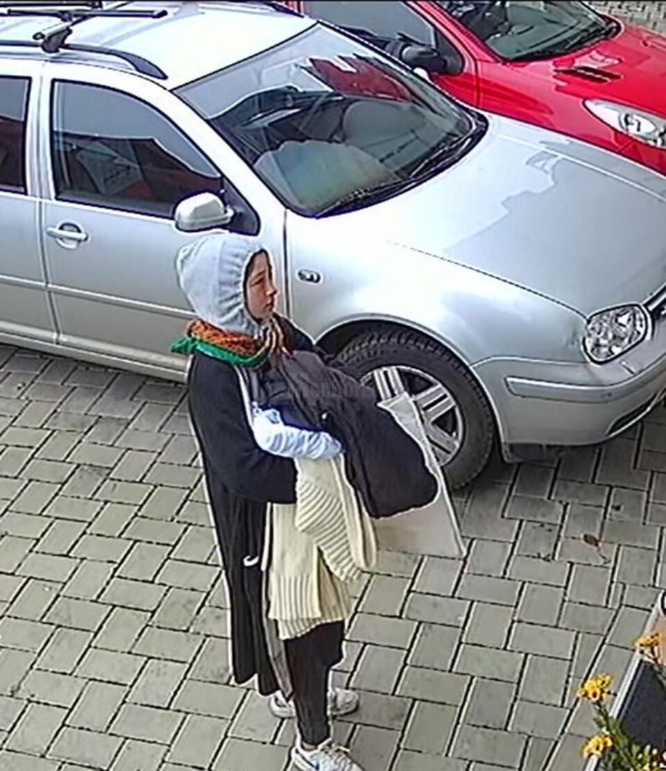 O cerșetoare care se transformă în hoață, filmată în curtea unei case din Șcheia O cerșetoare care se transformă în hoață, filmată în curtea unei case din Șcheia