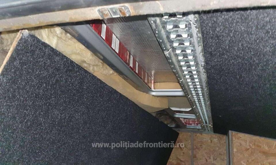 700 de pachete cu țigări ascunse în pereții unui vehicul, descoperite în PTF Siret