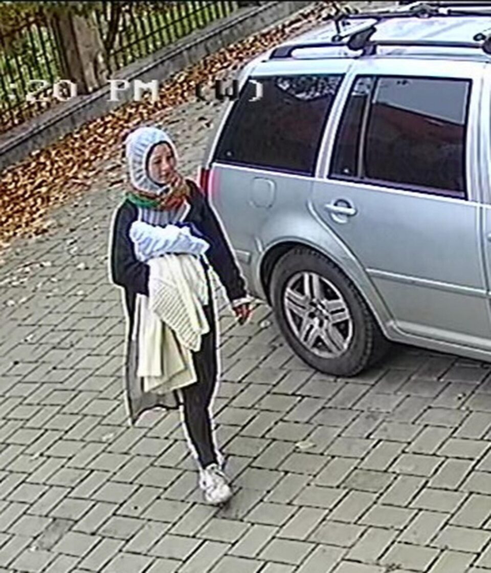 O cerșetoare care se transformă în hoață, filmată în curtea unei case din Șcheia