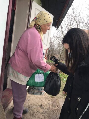 Peste 2.000 de copii și vârstnici au primit daruri din partea voluntarilor înscriși la Olimpiadele faptelor bune