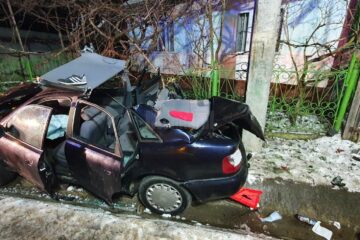 Tânăr încarcerat după ce s-a izbit violent cu mașina într-un podeț