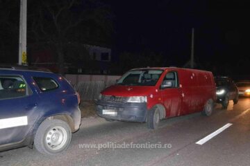Țigări de contrabandă de aproape 80.000 de euro și un microbuz, capturate în zona de munte