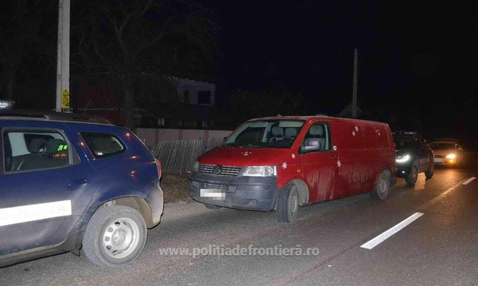Țigări de contrabandă de aproape 80.000 de euro și un microbuz, capturate în zona de munte Țigări de contrabandă de aproape 80.000 de euro și un microbuz, capturate în zona de munte
