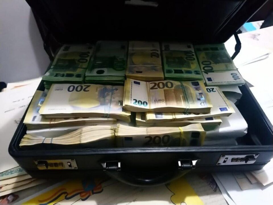 Bani găsiți la percheziții