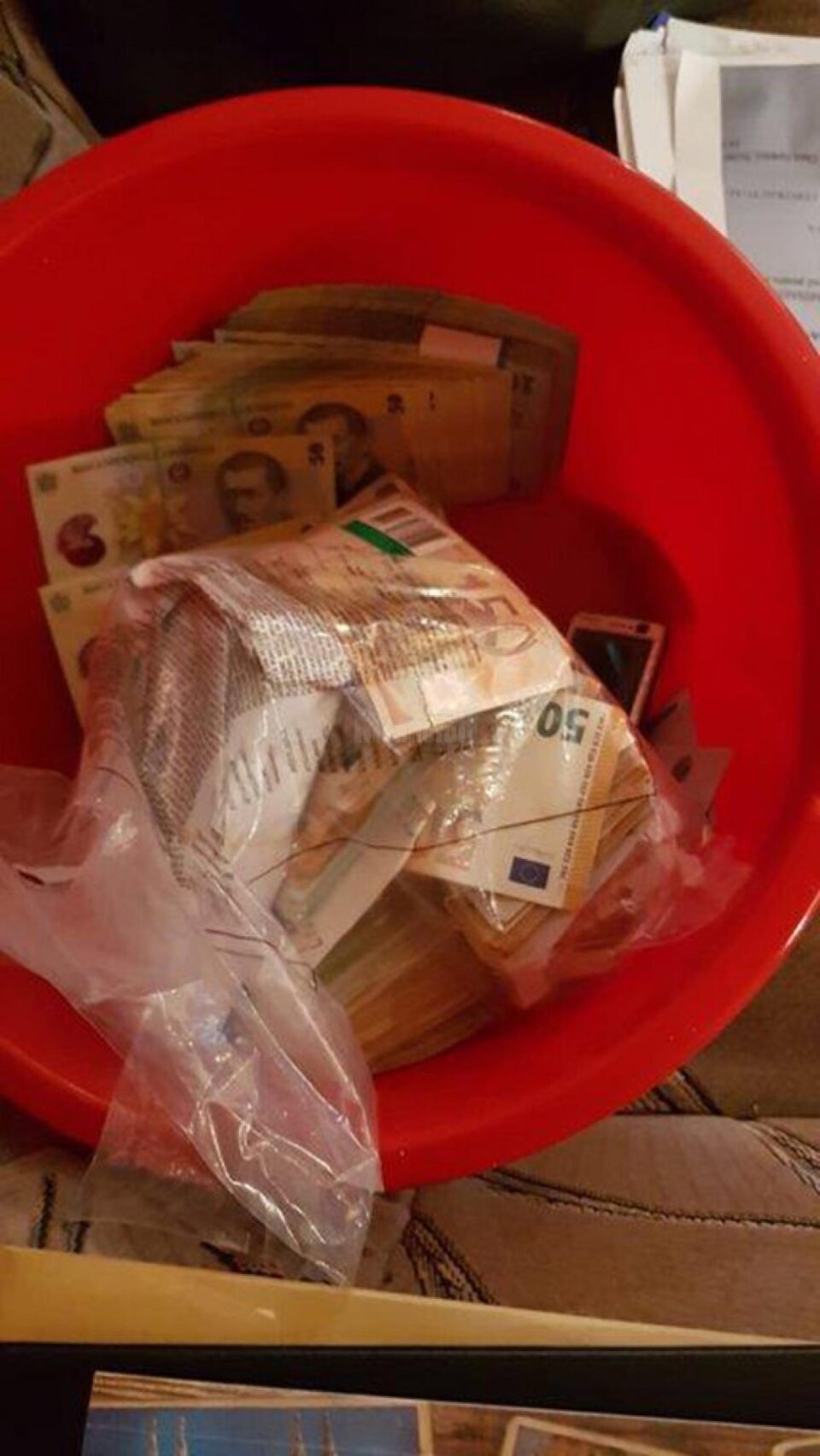 Bani găsiți la percheziții