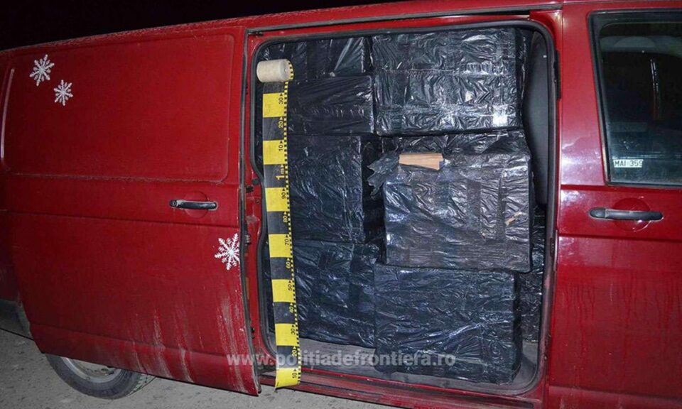 Țigări de contrabandă de aproape 80.000 de euro și un microbuz, capturate în zona de munte