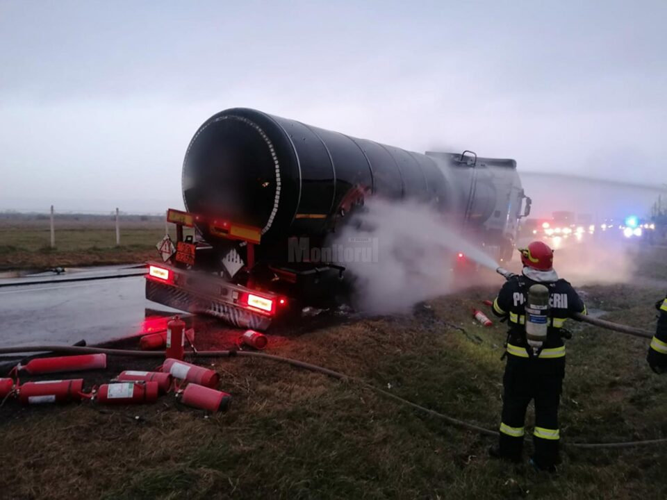 Intervenție de stingere a cisternei, a cărui încărcătură de bitum este foarte inflamabilă