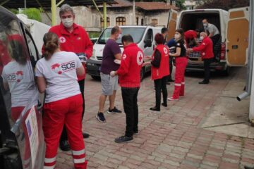 Continuăm Să Aplaudăm Voluntarii Crucii Roșii Române
