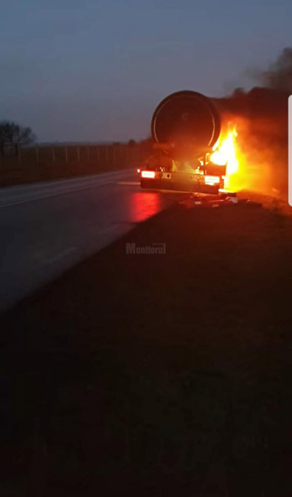 Flăcările au cuprins puntea din spate a cisternei, cu pericol de propagare la încărcătura de bitum