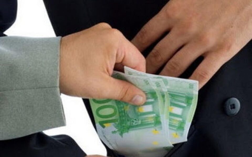 Bărbatul a încercat sa mituiască un polițist cu 300 de euro