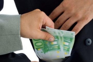 Bărbatul a încercat sa mituiască un polițist cu 300 de euro