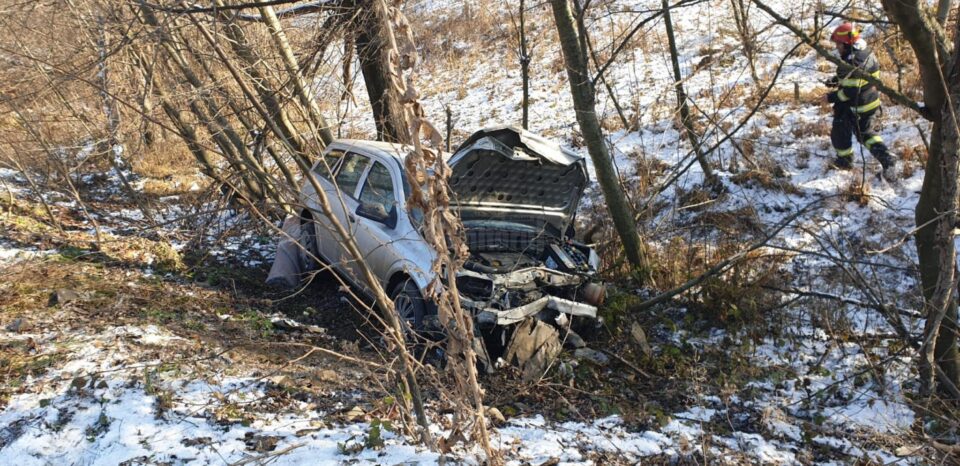 In urma impactului puternic, Opelul a fost proiectat in afara soselei