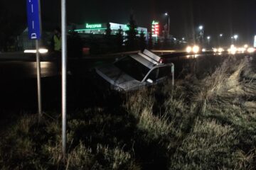 Mașină de poliție proiectată în șanț, la intrarea în Gura Humorului