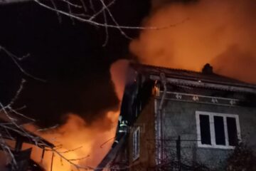 Incendiu puternic, la o casă și la două depozite de furaje
