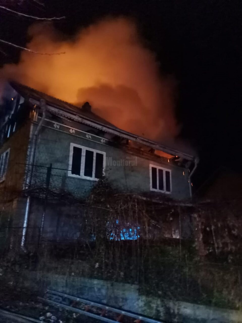 Incendiu puternic, la o casă și la două depozite de furaje