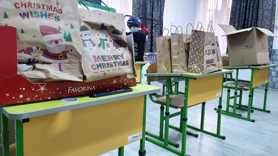 Cadourile aduse de membrii RCSC la Școala Osoi au ajuns la 28 de școlari și 12 preșcolari