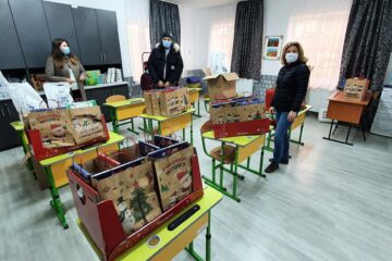 Cadourile aduse de membrii RCSC la Școala Osoi au ajuns la 28 de școlari și 12 preșcolari