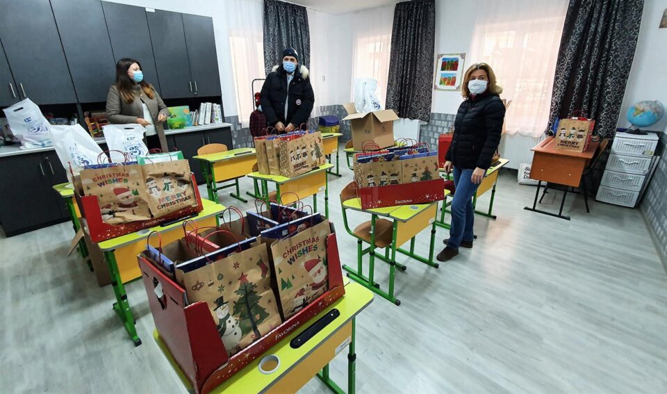 Cadourile aduse de membrii RCSC la Școala Osoi au ajuns la 28 de școlari și 12 preșcolari Cadourile aduse de membrii RCSC la Școala Osoi au ajuns la 28 de școlari și 12 preșcolari