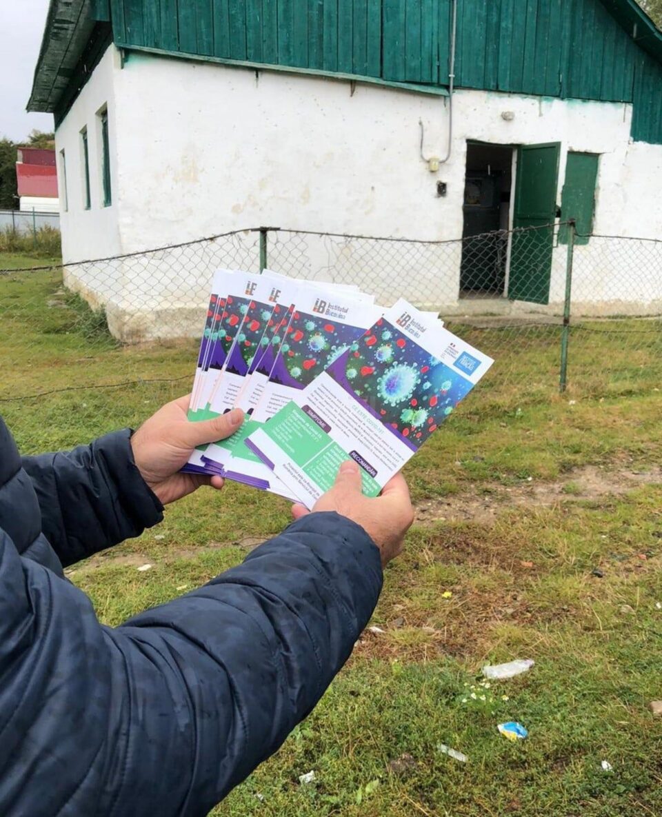 Voluntari ai Institutului Bucovina au ajutat la împărțirea a 2.000 de materiale informative despre noul coronavirus