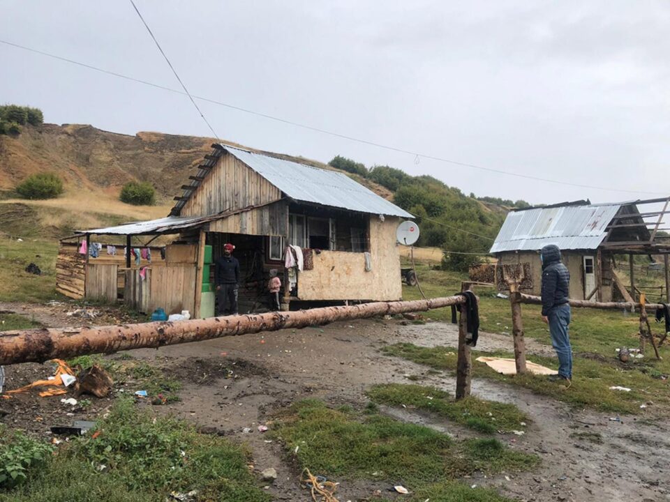 Cadourile aduse de membrii RCSC la Școala Osoi au ajuns la 28 de școlari și 12 preșcolari