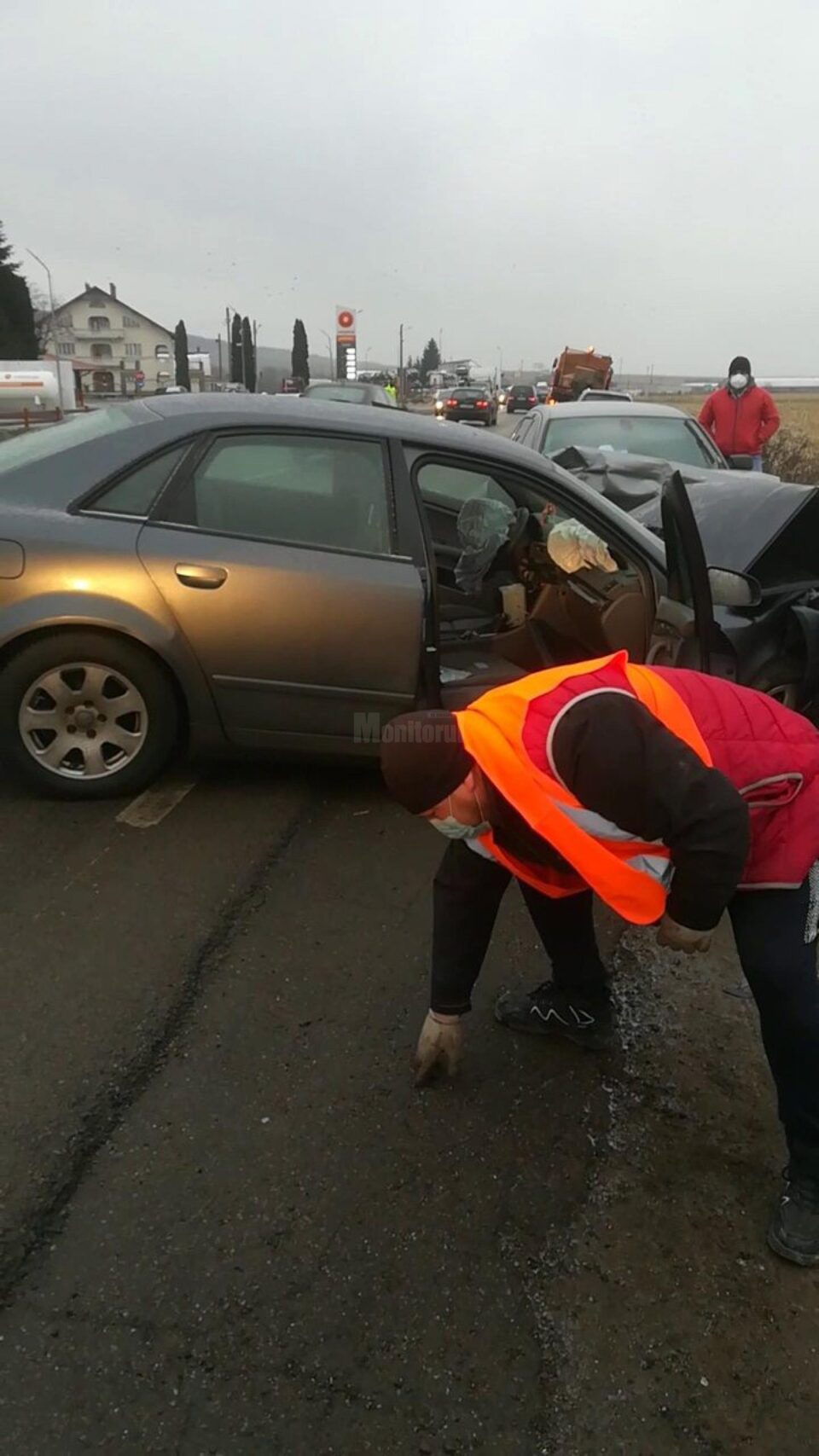 Drumarii de la Secția Suceava ajunși la fața locului le-au arătat celor nemulțumiți materialul antiderapant de pe jos Drumarii de la Secția Suceava ajunși la fața locului le-au arătat celor nemulțumiți materialul antiderapant de pe jos