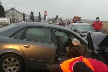 Drumarii de la Secția Suceava ajunși la fața locului le-au arătat celor nemulțumiți materialul antiderapant de pe jos