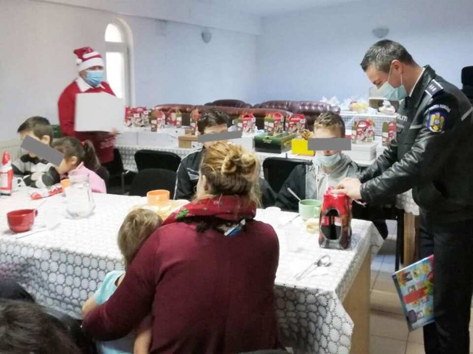 Dulciuri și jucării de la polițiști pentru copiii unor familii sărmane