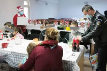 Dulciuri și jucării de la polițiști pentru copiii unor familii sărmane