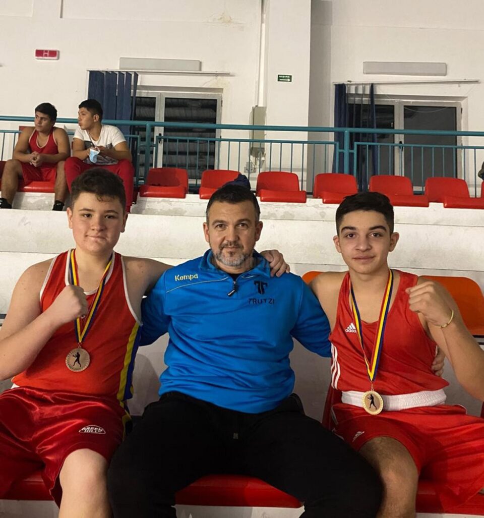 Antrenorul Andu Vornicu, încadrat de pugiliștii medaliați la Naționalele de cadeți Antrenorul Andu Vornicu, încadrat de pugiliștii medaliați la Naționalele de cadeți