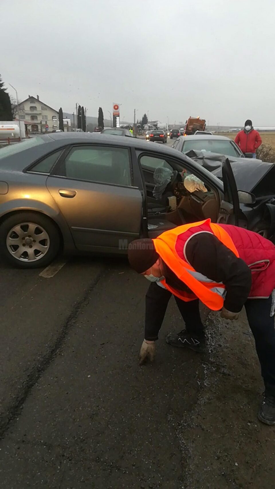 Accident pe E 85, după ce o mașină s-a dus ”sanie” pe contrasens
