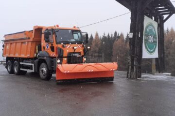 Drumarii au acționat întreaga noapte pentru menținerea drumurilor practicabile în zona de munte a județului