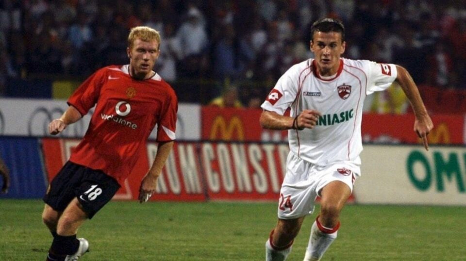 Lucian Goian în duel cu internaționalul englez Paul Scholes, de la Machester United Lucian Goian în duel cu internaționalul englez Paul Scholes, de la Machester United