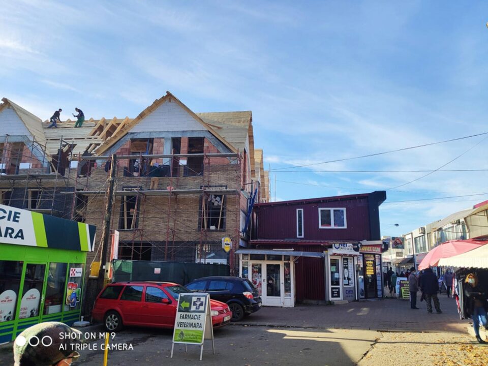 Clădire în stil englezesc, ridicată aproape de intrarea în Piața Mică