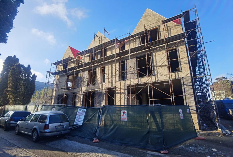 Clădire în stil englezesc, ridicată aproape de intrarea în Piața Mică Clădire în stil englezesc, ridicată aproape de intrarea în Piața Mică